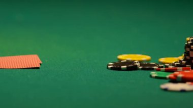 Poker oyuncusu Doları nakit casino fişi, yasadışı oyun, son para yakınındaki koyarak