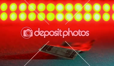 Arka planda, fuhuş kavramı Doları banknot, kırmızı alarak kadın ışıklar