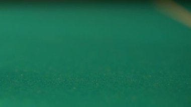 Fişleri masanın üzerine koyarak poker oyuncular Casino, kumar bağımlılığı bahis yapma