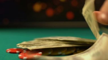 Poker oyuncu koyarak dolar nakit para ve ev anahtarlarında cips, Rest, son şansın