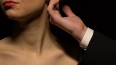 Okşayarak fahişe çıplak vücut, yasa dışı seks ticareti, günaha takım elbiseli adam