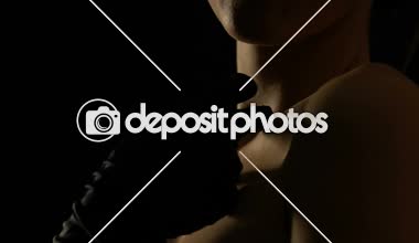 Siyah eldiven okşayarak onu çıplak dekolte bölgesi, baştan çıkarıcı kadın flört