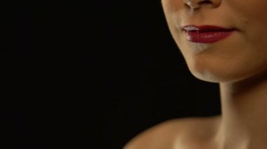 Güzel Bayan siyah arka plan üzerine izole kamera içine Poker chip gösterilen