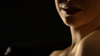 Baştan çıkarıcı kadın siyah arka plan üzerinde günaha izole müzik taşıma