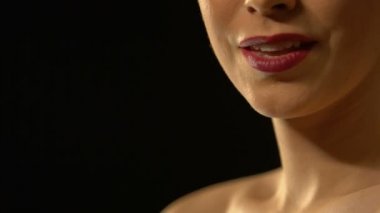 Güzel Bayan siyah arka plan üzerine izole kamera, içine hava öpücük gönderme