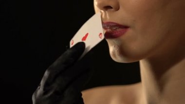 Seksi kadın gösteren kamera, servet kavramı, lüks casino içine kupa ası