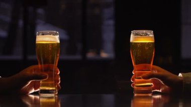 Erkek arkadaş, bira gözlük tutan boş zaman zaman evde, gevşeme akşam