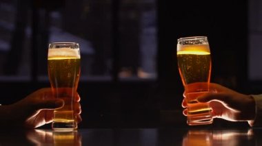 Erkek arkadaş bira gözlük tıklayarak, zor çalışma hafta sonra rahatlatıcı akşam