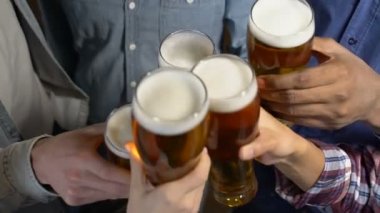 En sevdiğiniz spor kutluyor bira bardakları tokuşturup arkadaş barda zafer takım