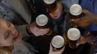 Mutlu arkadaş barda, bira bardakları tokuşturup akşam işten sonra eğlence