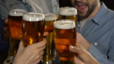 Bira bardakları tokuşturup meslektaşları promosyon iş günü sonra kutlama kariyer