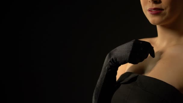 Элегантная женщина держит игральные кости изолированы на черном фоне, игра казино Лицензионные Стоковые Видеоролики