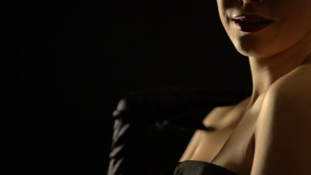Senhora elegante sedutoramente acariciando corpo isolado em fundo preto, tentação — Vídeo de Stock