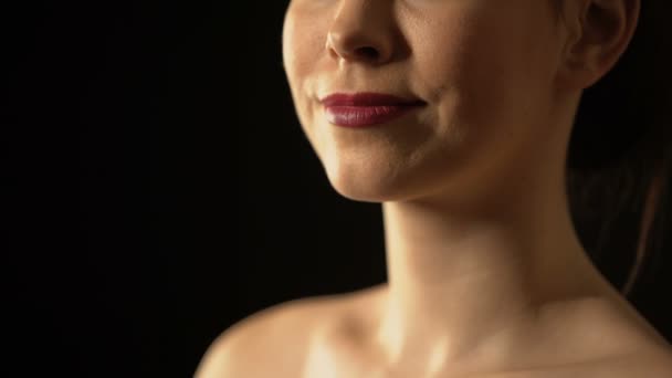 Mujer elegante acariciando su cara con as de corazones, signo de la fortuna, juegos de azar — Vídeos de Stock