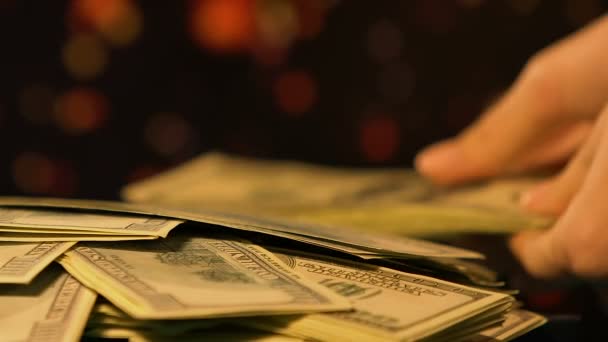 Frauenhände nehmen Dollarbündel an sich, zählen Geld, illegaler Handel — Stockvideo