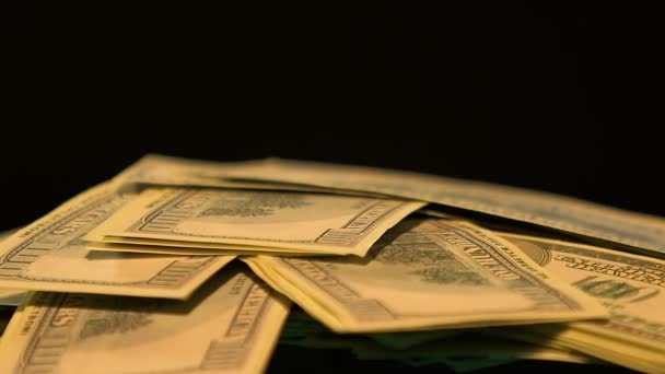 Billets en dollars tombant isolés sur fond noir, vol de banque, crime — Video