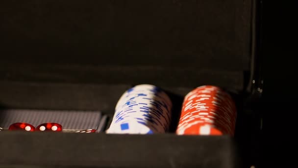 Lady s poker chip z případu, ukazující do kamery, příprava na kasino hry — Stock video