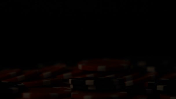 Καζίνο μάρκες ξαπλωμένο στο τραπέζι, τα τυχερά παιχνίδια εθισμού, κερδίζοντας μεγάλο χρηματικό ποσό — Αρχείο Βίντεο