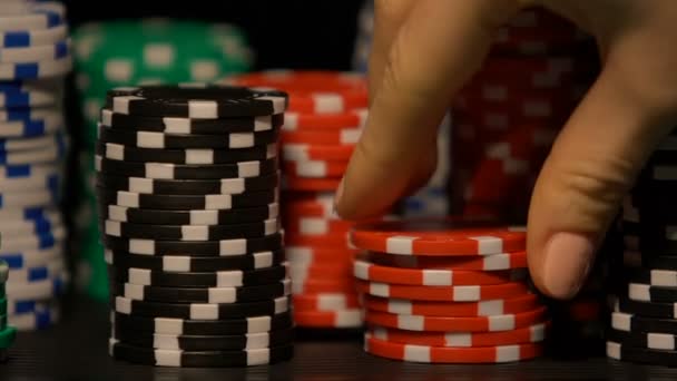Κυρία περιστρεφόμενη τσιπ πόκερ στο χέρι, να ΣΚΕΨΕΙΣ σχετικά με τη στρατηγική του παιχνιδιού, σύμβολο τύχης — Αρχείο Βίντεο