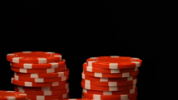 Γυναίκα Τοποθέτηση τσιπ πόκερ στη γραμμή, πολυτελή κλαμπ καζίνο, τα τυχερά παιχνίδια εθισμού, τύχη — Αρχείο Βίντεο