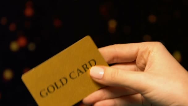 Dames hand bedrijf gouden kaart, voordelen voor VIP-klanten in casino, gokken — Stockvideo