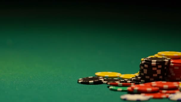 Hopeloos poker gamer zetten huis toetsen in de buurt casino chips, laatste kans om te winnen — Stockvideo
