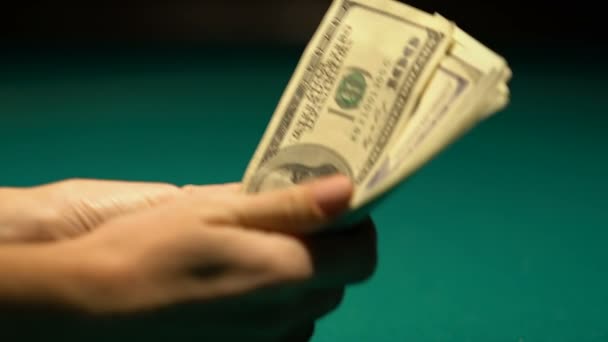 Женщина подсчитывает доллары, игрок в покер готовится к игре, обменивает деньги на фишки — стоковое видео