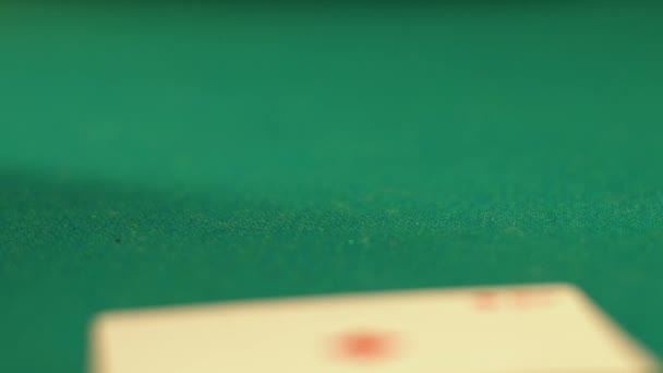 Croupier colocando cartas na mesa, torneio de poker esporte, vício em jogos de azar — Vídeo de Stock
