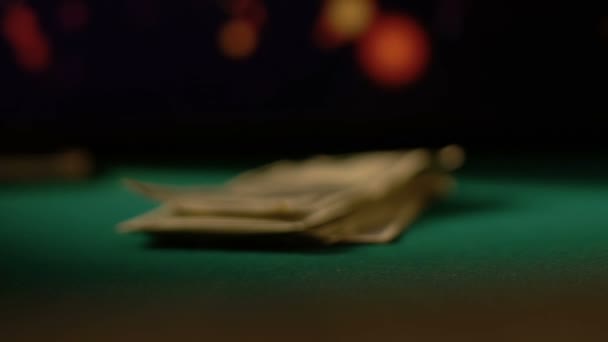 Homem colocando chaves de apartamento na mesa de jogo de poker, aposta all-in, conceito de cassino — Vídeo de Stock