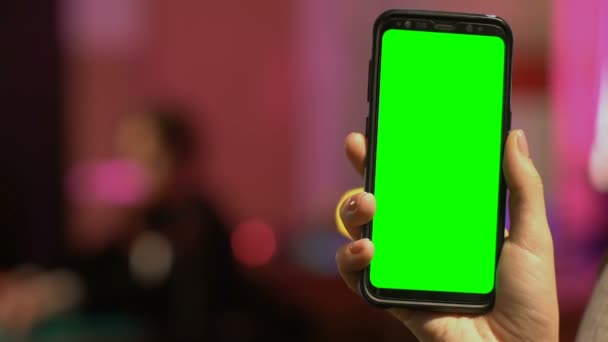 Hand som håller smartphone med grön skärm, online casino koncept, gambling — Stockvideo