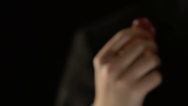카메라, 도박 대 책임자 초청으로 포커 칩을 보여주는 정장 남자 게임, 카지노에 대 한 — 비디오