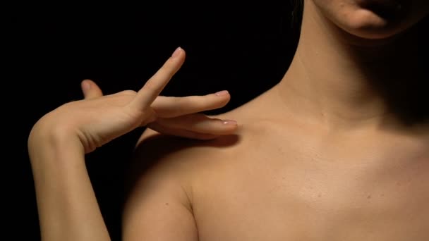 Женщина соблазнительно касается обнаженных плеч и зоны декольте, искушения — стоковое видео
