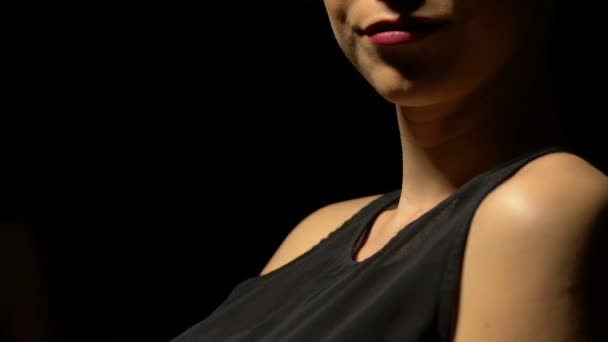 Γυναίκες που έχουν seductively χορό σε σκούρο φόντο, λουρίδα επιδόσεις στο νυχτερινό κέντρο — Αρχείο Βίντεο