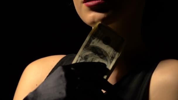 Jovem amante elegante acariciando seu corpo com notas de dólar, amor por dinheiro — Vídeo de Stock
