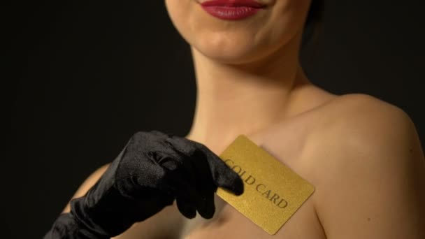 Verführerische Dame zeigt Goldkarte in die Kamera, teurer Club für reiche Männer — Stockvideo