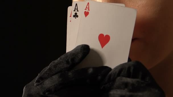 Belle femme se cachant derrière trois combinaisons de poker as, concept de victoire — Video