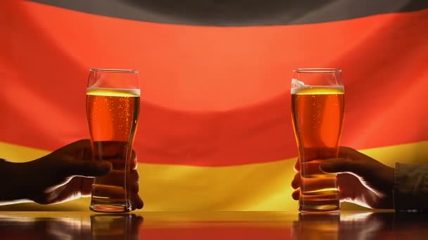 Masculino esporte fãs clinking cerveja copos no pub, alemão bandeira no fundo, feriado — Vídeo de Stock