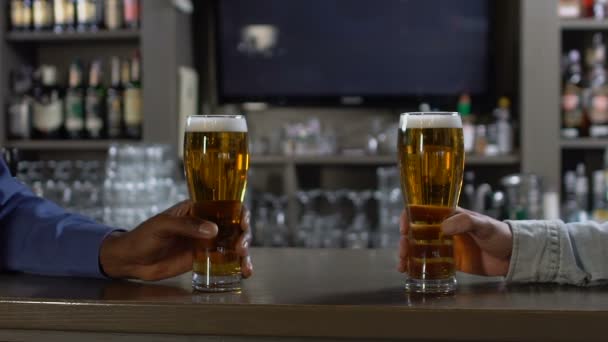 Dva muži, cinkání, pivní sklenice na barový pult v hospodě, odpočinek po práci — Stock video