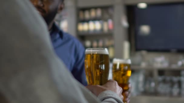 Multirracial masculino amigos clinking copos de cerveja no bar balcão no pub, relaxar — Vídeo de Stock