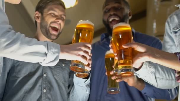 Pessoas felizes batendo copos de cerveja, celebração da assinatura bem sucedida do contrato — Vídeo de Stock
