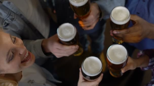 Happy vrienden rammelende bierglazen in pub, 's avonds amusement na het werk — Stockvideo