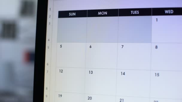 La persona que planea el viaje de negocios, tomando nota en el calendario en PC, gestión del tiempo — Vídeo de stock