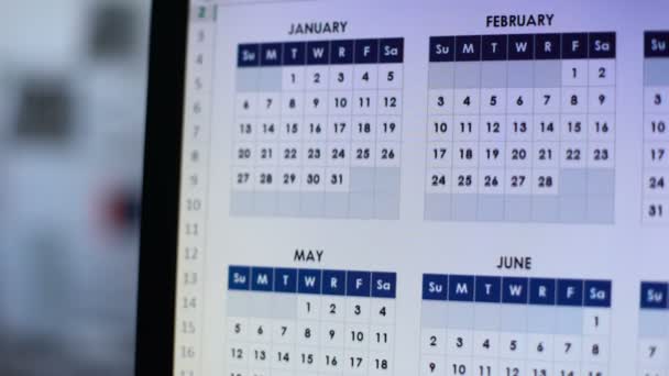 Personen tittar genom kalender på pc, planering årliga utlåning, avbetalning — Stockvideo