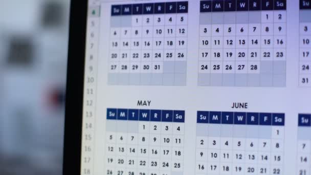 Person att välja datum, tittar igenom kalendern på datorn, bröllop planering — Stockvideo