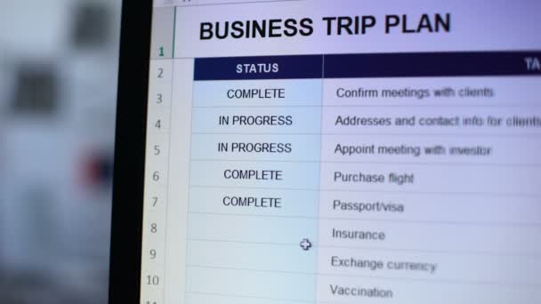 Persona che fa lo status completo ad un compito di business trip plan, prontezza — Video Stock