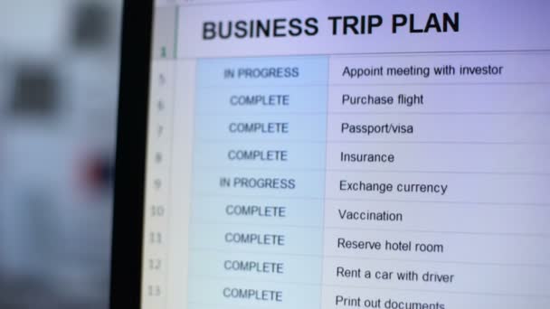 Persona que marca una tarea del plan de viaje de negocios en línea en color rojo, lista de tareas pendientes — Vídeos de Stock