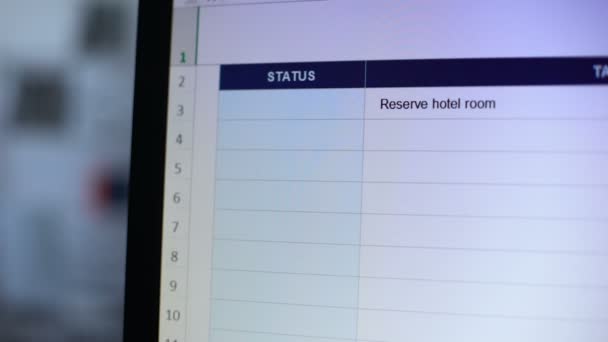 Повний статус, написаний для резервування завдання готельної кімнати, планування відпустки з чеком — стокове відео