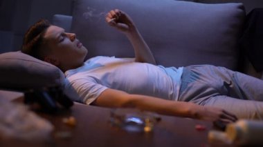 Teen öksürük ve ot hapiste kül tablası, sağlıksız yaşam tarzı, bağımlılığı stubbing