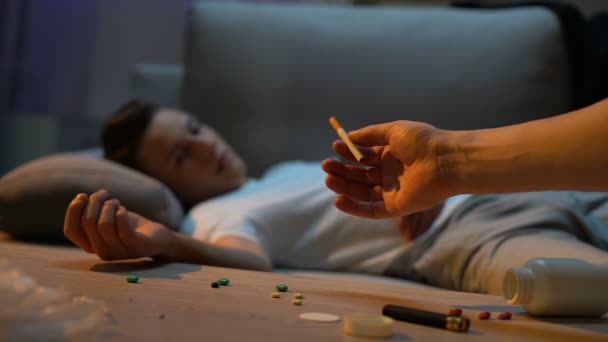 Sigara vererek ilaç ve nikotin bağımlısı genç, zararlı alışkanlık için el — Stok video