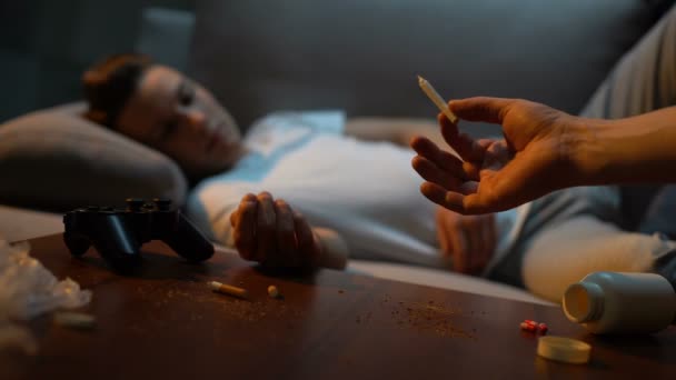 Narcotraficante mano dando marihuana conjunta a drogas y juegos adicto adolescente — Vídeo de stock